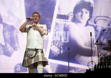 Les McKeown di Bay City rulli di eseguire sul palco di Re Tut il wah wah tenda durante il secondo giorno di T nel parco, il festival musicale annuale tenutasi a Strathallan Castello, Perthshire. Foto Stock