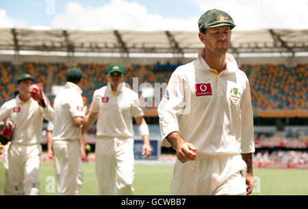 Il capitano australiano Ricky Ponting lascia il campo per il pranzo durante il primo test delle ceneri al Gabba di Brisbane, Australia. Foto Stock