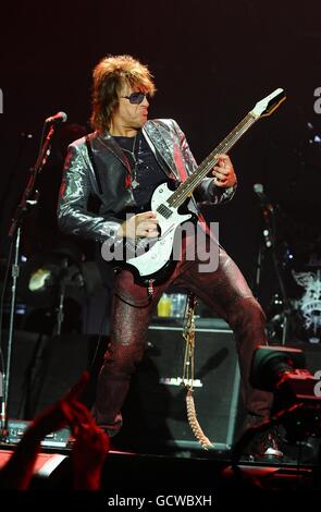 Richie Sambora di Bon Jovi durante l'esibizione del gruppo all'O2 Arena di Londra. Foto Stock