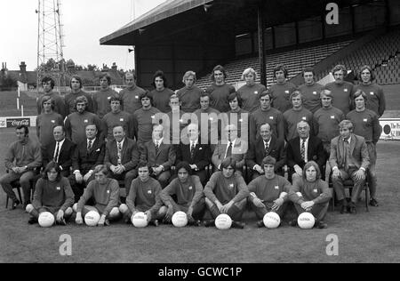 Leyton Orient FC, fila posteriore, da sinistra a destra; Micky Bullock, Bobby Moss, John South, Terry Mancini, Mike o'Shaughnessy, Ray Goddard, Steve Bowtell, Paul Harris, Gordon Riddick, Bobby Arber, Ian Bowyer e Malcolm Filby. Seconda fila, da sinistra a destra; Peter Allen, Barry Fairfrate, Barry Dyson, Martin Binks, John Sewell, Mark Lazarus, Len Tomkins, Micky Jones, Dennis Rofe, Terry Parmenter e Terry Brisley. Terza fila, sinistra Tor destra; Peter Angell (allenatore), Len Cheesewright (direttore della gioventù), Reg Briggs (direttore), Frank Harris (direttore), George Petchey (direttore), Arthur Page (presidente), Harry Foto Stock