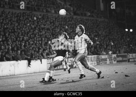 West Ham United's Tony Cottee e Coventry's Stuart Pearce, giusto, in contesa per la palla Foto Stock