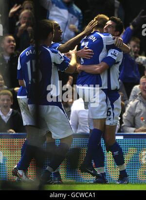 Liam Ridgewell (a destra) di Birmingham festeggia con i suoi compagni di squadra dopo aver segnato il secondo obiettivo del suo lato del gioco Foto Stock