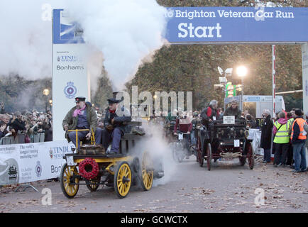 I partecipanti alla corsa di auto da Londra a Brighton Veteran, tra cui un 1894c Benz Victoria (n. 1, destra) e un Salvesen (Steam) Open cart (n. 6, a sinistra) partirono dall'inizio ad Hyde Park a Londra. Foto Stock