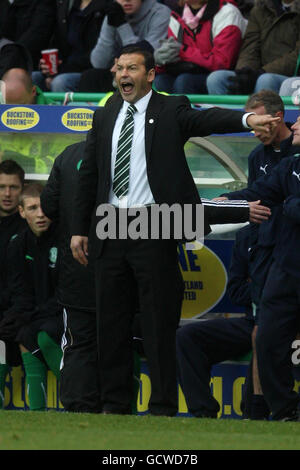 Colin Calderwood, manager hiberniano, reagisce in modo angoso durante la partita della Clydesdale Bank Scottish Premier League a Easter Road, Edimburgo. Foto Stock