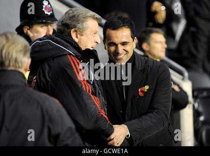 Roy Hodgson (a sinistra), manager di Liverpool, scuote le mani con Wigan Athletic il manager Roberto Martinez sulla linea di contatto prima del calcio d'inizio Foto Stock