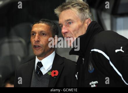 Calcio - Barclays Premier League - Newcastle United v Blackburn Rovers - St James' Park. Chris Hughton, direttore del Newcastle United (a sinistra) e Paul Barron, allenatore sulla linea di contatto Foto Stock