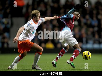 Aston Villa's Ashley Young (a destra) e David Carney di Blackpool (a sinistra) combatti per la palla Foto Stock