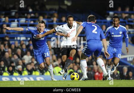 Fulham's Moussa Dembele (centro a sinistra) prende John Terry di Chelsea (a sinistra), Branislav Ivanovic (centro a destra) e Mikel (a destra) Foto Stock