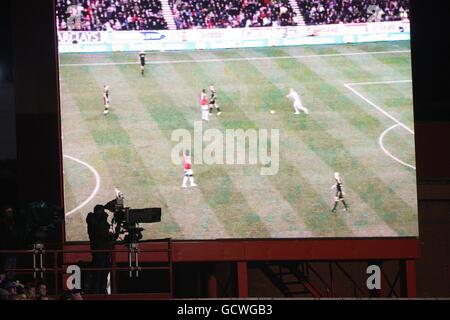 Calcio - Barclays Premier League - Stoke City / Liverpool - Britannia Stadium. Vista generale di una telecamera che cattura l'azione davanti allo schermo gigante e visualizza le immagini della partita Foto Stock