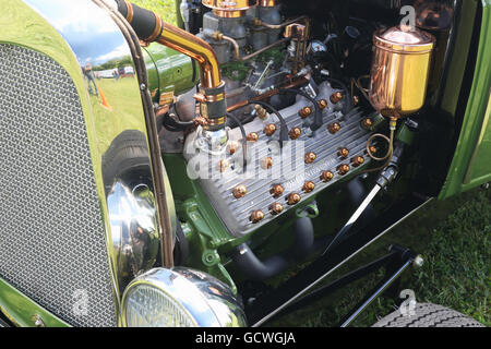 Il vano motore del 1930 Ford pickup truck Hotrod. Testa Offenhauser visibile dal nome. Popcorn Beavercreek Festival. Beavercreek Foto Stock