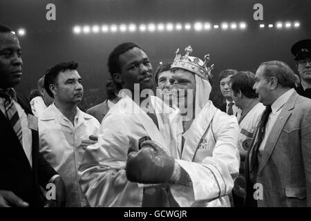 Welshman Colin Jones, al centro di destra, sorride in sconfitta dopo che il campione del WBA World Welterweight American Don Curry, al centro di sinistra, ha mantenuto il suo titolo e poi ha messo la corona sulla testa di Jones in un gesto amichevole. Foto Stock