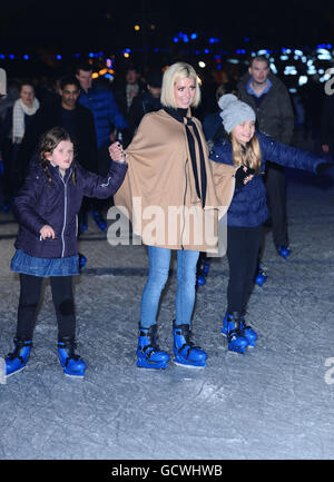 Nicola Mclean Ice pattina nella notte di apertura del Winter Wonderland a Hyde Park, Londra. PREMERE ASSOCIAZIONE foto. Data immagine: Giovedì 18 novembre 2010. Il credito fotografico dovrebbe essere: Ian West/PA Wire Foto Stock