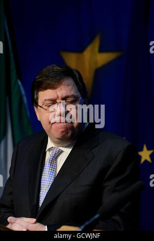 Taoiseach Brian Cowen, che ha parlato a una conferenza stampa negli edifici governativi di Dublino, dopo che il governo irlandese ha confermato stasera, chiederà un prestito di salvataggio al Fondo monetario internazionale (FMI) e all'Europa. Foto Stock