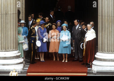 Parte della famiglia reale, tra cui la Regina, la Principessa Margaret (arancione), il Conte Spencer, il Duca di Edimburgo e il Principe Andrew, sui gradini della Cattedrale di San Paolo dopo le nozze del Principe di Galles e della Signora Diana Spencer. Foto Stock