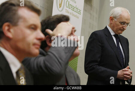 Il leader irlandese del Partito Verde John Gormley (all'estrema destra) con Trevor Sargent (a sinistra) e Dan Boyle (al centro) di TD a Leinster House, Dublino, mentre il partito chiede l'elezione generale. Foto Stock