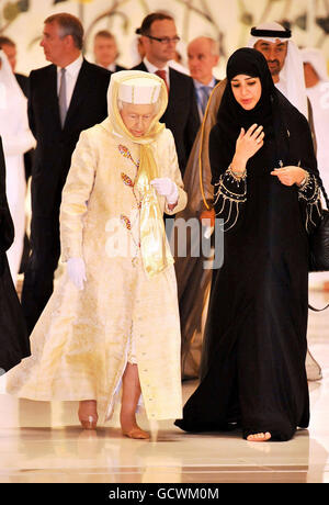 La Regina Elisabetta II della Gran Bretagna è andata a sinistra) accompagnata dal Duca di York (indietro a sinistra) cammina con una guida nella Grande Moschea dello Sceicco Zayed ad Abu Dhabi, come parte di una visita di stato di cinque giorni al Golfo. Foto Stock
