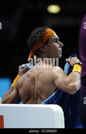 Tennis - Barclays ATP World Tennis Tour Finals - Day Four - O2 Arena. Rafael Nadal in Spagna durante il quarto giorno delle finali del Tour Mondiale di Tennis dell'ATP Barclays alla O2 Arena di Londra. Foto Stock