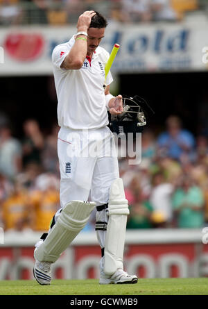 Kevin Pietersen, inglese, lascia il campo dopo essere stato licenziato dall'australiano Peter Siddle durante il primo test di Ashes al Gabba di Brisbane, Australia. Foto Stock