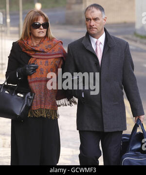 Tommy e Gail Sheridan arrivano alla High Court di Glasgow, dove sono sotto processo accusati di aver mentito sotto giuramento durante la riuscita azione di diffamazione del signor Sheridan contro il giornale News of the World del 2006. Foto Stock