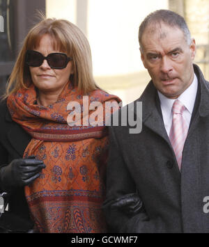 Tommy e Gail Sheridan arrivano alla High Court di Glasgow, dove sono sotto processo accusati di aver mentito sotto giuramento durante la riuscita azione di diffamazione del signor Sheridan contro il giornale News of the World del 2006. Foto Stock