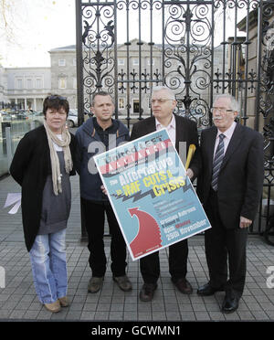 (Da sinistra a destra) Joan Collins e Richard Boyd Barrett della People Before profit Alliance con Joe Higgens, deputato del Partito socialista, e Seamus Healy del Workers Undisoccupati Action Group durante il lancio della nuova campagna dell'Alleanza della sinistra unita per riunire gruppi contrari all'austerità da 15 miliardi di euro Plan, a Dublino. Foto Stock