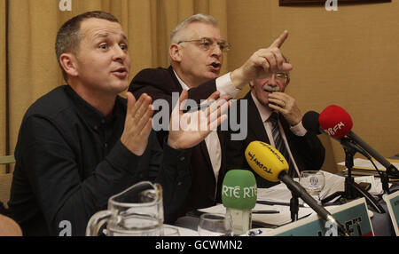 (Da sinistra a destra) Richard Boyd Barrett dell'Alleanza popolare prima del profitto, Joe Higgens membro del Partito socialista e Seamus Healy del gruppo d'azione per i disoccupati durante il lancio della nuova campagna dell'Alleanza della sinistra unita per riunire gruppi contrari al piano di austerità da 15 miliardi di euro, A Dublino. Foto Stock