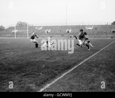 Harlequins RB Hiller viene via con la palla dopo aver evadere un attacco da D Weaver, Swansea Foto Stock