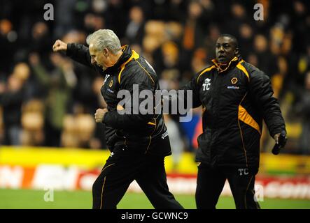 Mick McCarthy (a sinistra), direttore di Wolverhampton Wanderers, festeggia in finale fischio Foto Stock