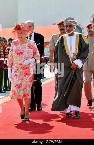 La regina Elisabetta II cammina verso il suo aereo con il sultano di Oman, sua Maestà il sultano Qaboos bin Said, prima che lei e il duca di Edimburgo partano dall'aeroporto di Mascate per casa, dopo una visita di Stato di cinque giorni nella regione del Golfo. Foto Stock