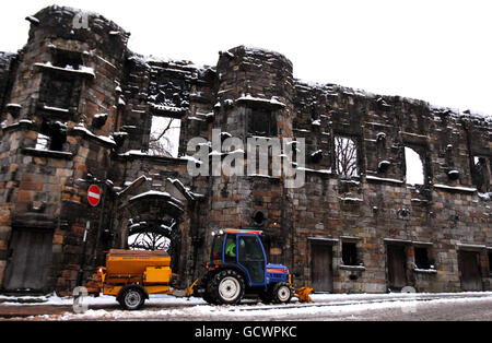 Un gritter gruta un marciapiede su Broad Street, vicino al Castello di Stirling, dopo una pesante nevicata nella zona. Foto Stock