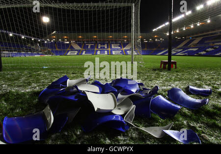 Vista generale di un St Andrews isolato come posti rotti si stese sul campo dopo che i tifosi di Birmingham hanno invaso il campo a tempo pieno durante la Carling Cup, Quarter Final match a St Andrews, Birmingham. Foto Stock