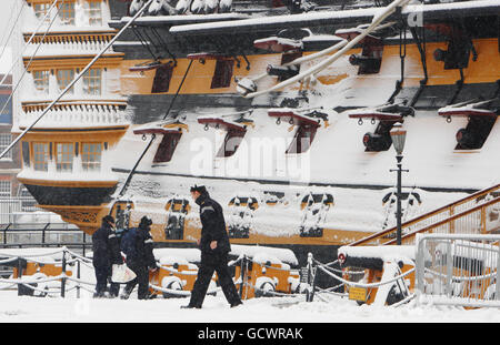 HMS Victory, la storica ammiraglia di Nelson al porto di Portsmouth, nell'Hampshire, mentre la neve continua a cadere in tutto il Regno Unito. Foto Stock
