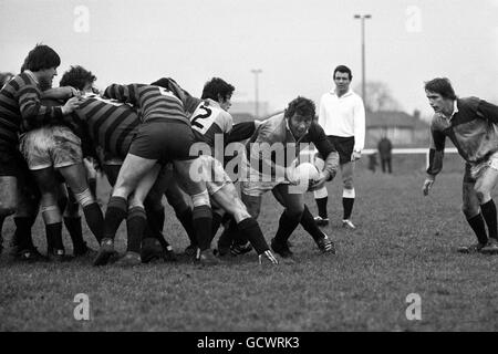 Harlequins prop TC Claxton ruba via da un ruck guardato Da vicino il compagno di squadra PA Hollis Foto Stock