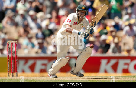 Michael Hussey dell'Australia si è arruolato durante il secondo test di Ashes all'Adelaide Oval di Adelaide, Australia. Foto Stock