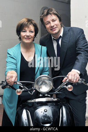 Gli chef Jamie Oliver e Delia Smith si siedono su uno scooter per essere portati alla Jamie Oliver Foundation durante la Big Night out di Jamie Oliver alla cripta della cattedrale di St Paul, Londra. Foto Stock