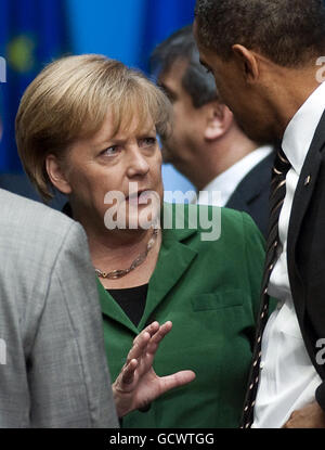 La cancelliera tedesca Angela Merkel (sinistra) parla con il presidente americano Barack Obama al vertice del G20 a Seul, Corea del Sud. Foto Stock