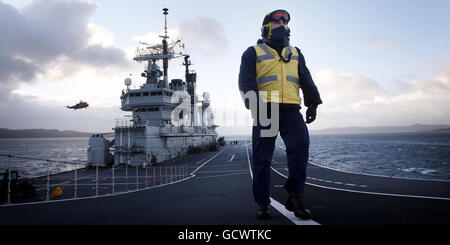 HMS Ark Royal arriva in Scozia Foto Stock