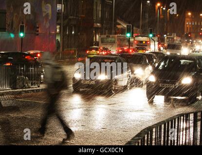 I pendolari combattono le condizioni meteorologiche in Union Square , Aberdeen, Scozia. Foto Stock