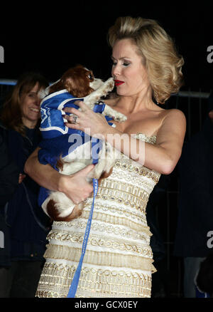 Amanda Holden arriva per la Gala Ball di Collars & Coats - in occasione del 150° anniversario di Battersea Dogs and Cats Home - presso la centrale elettrica di Battersea a Londra. Foto Stock