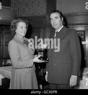 Peggy Fenner, Segretario parlamentare del Ministero dell'Agricoltura, della pesca e dell'alimentazione, presenta il premio Poultry Industry Marketing Award a Bernard Matthews, Presidente e Amministratore Delegato di Bernard Matthews Ltd, Norwich, presso la Camera dei Comuni. Foto Stock