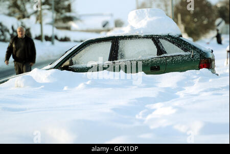 Le automobili completamente sepolte dopo la neve peggiore dal 1974 cadde su Alnwick in Northumberland. Foto Stock