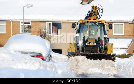 Le automobili completamente sepolte dopo la neve peggiore dal 1974 cadde su Alnwick in Northumberland. Foto Stock