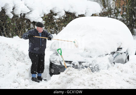 Le automobili completamente sepolte dopo la neve peggiore dal 1974 cadde su Alnwick in Northumberland. Foto Stock