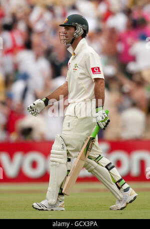 Il capitano australiano Ricky Ponting lascia il campo dopo essere stato licenziato dal Graeme Swann inglese durante il secondo test di Ashes all'Adelaide Oval di Adelaide, Australia. Foto Stock