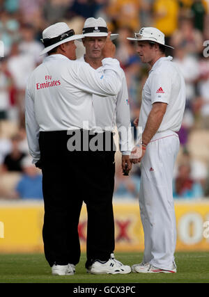 Il capitano inglese Andrew Strauss parla con gli umpires Tony Hill e Marais Erasmus durante il secondo test di Ashes all'Adelaide Oval di Adelaide, Australia. Foto Stock