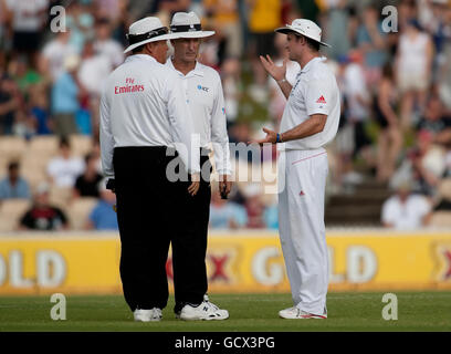 Il capitano inglese Andrew Strauss parla con gli umpires Tony Hill e Marais Erasmus durante il secondo test di Ashes all'Adelaide Oval di Adelaide, Australia. Foto Stock