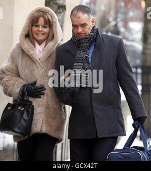 Tommy e Gail Sheridan arrivano alla High Court di Glasgow, dove sono sotto processo accusati di aver mentito sotto giuramento durante la riuscita azione di diffamazione del signor Sheridan contro il giornale News of the World del 2006. Foto Stock