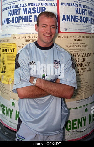 Calcio - Euro 2000 Qualifier - Polonia / Inghilterra - Inghilterra Press Conference. Il capitano inglese Alan Shearer prende tempo a Varsavia dopo aver partecipato a una conferenza stampa prima della partita con la Polonia Foto Stock