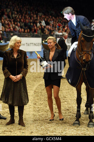 La Duchessa di Cornovaglia presenta il ben Maher di Gran Bretagna che cavalcava Oscar IX dopo aver vinto la Eros Equestrian Ltd Christmas Speed Stakes durante il London International Horse Show presso l'Olympia Exhibition Centre di Londra. Foto Stock