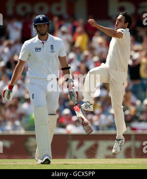 Cricket - Serie 2010 ceneri - terzo Test Match - Day Two - Australia / Inghilterra - The WACA. Mitchell Johnson dell'Australia celebra Chris Tremlett, l'inglese scomparso, durante la terza partita di prova delle ceneri al WACA di Perth, Australia. Foto Stock